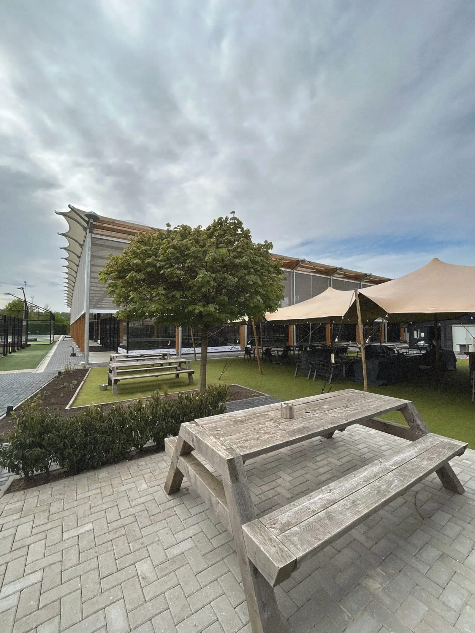 Borreltafels onder de tent op het terras van TopSpinPlaza